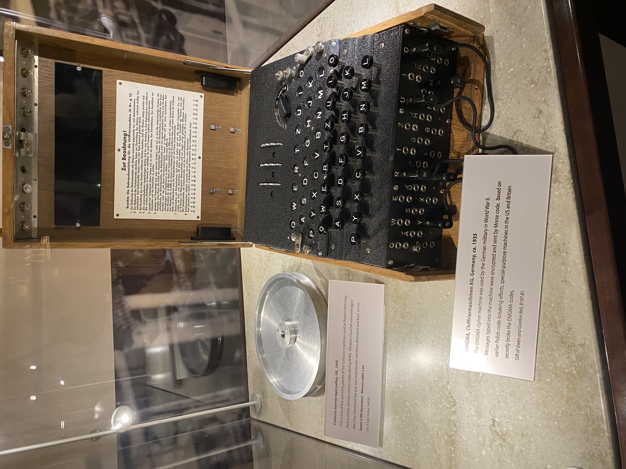 제 2차 세계대전에서 암호화에 사용된 에니그마와 앨런 튜링이 개발한 복호화 기계인 콜로서스의 테이프